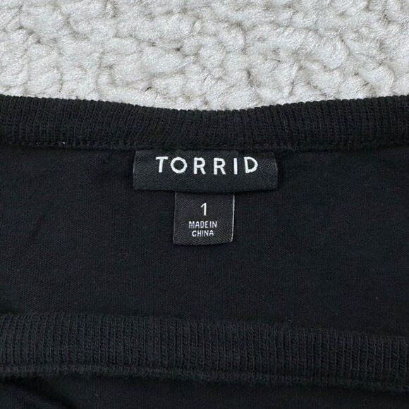 Torrid Black Cotton V-Neck Ladder Slash Tee - Picture 5 of 9